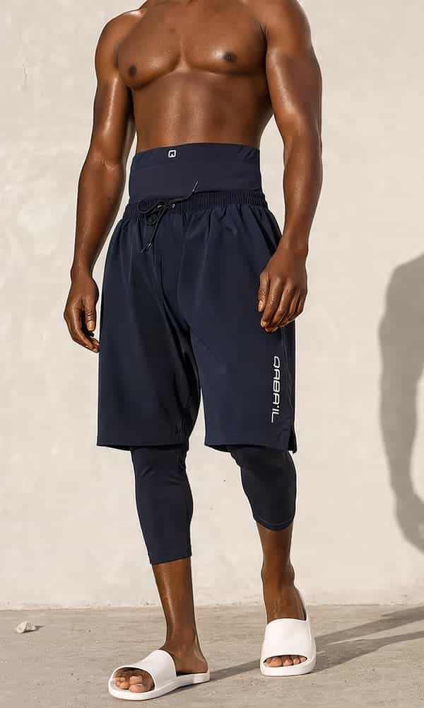 Short de bain bleu nuit homme Qaba'il avec legging intégré et coupe mastour
